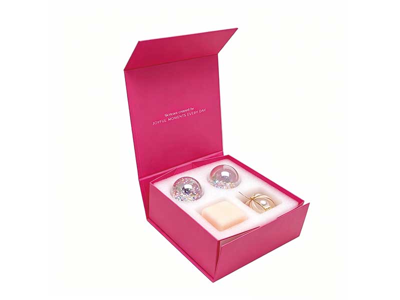 Magnetic folding boxes for gift packaging