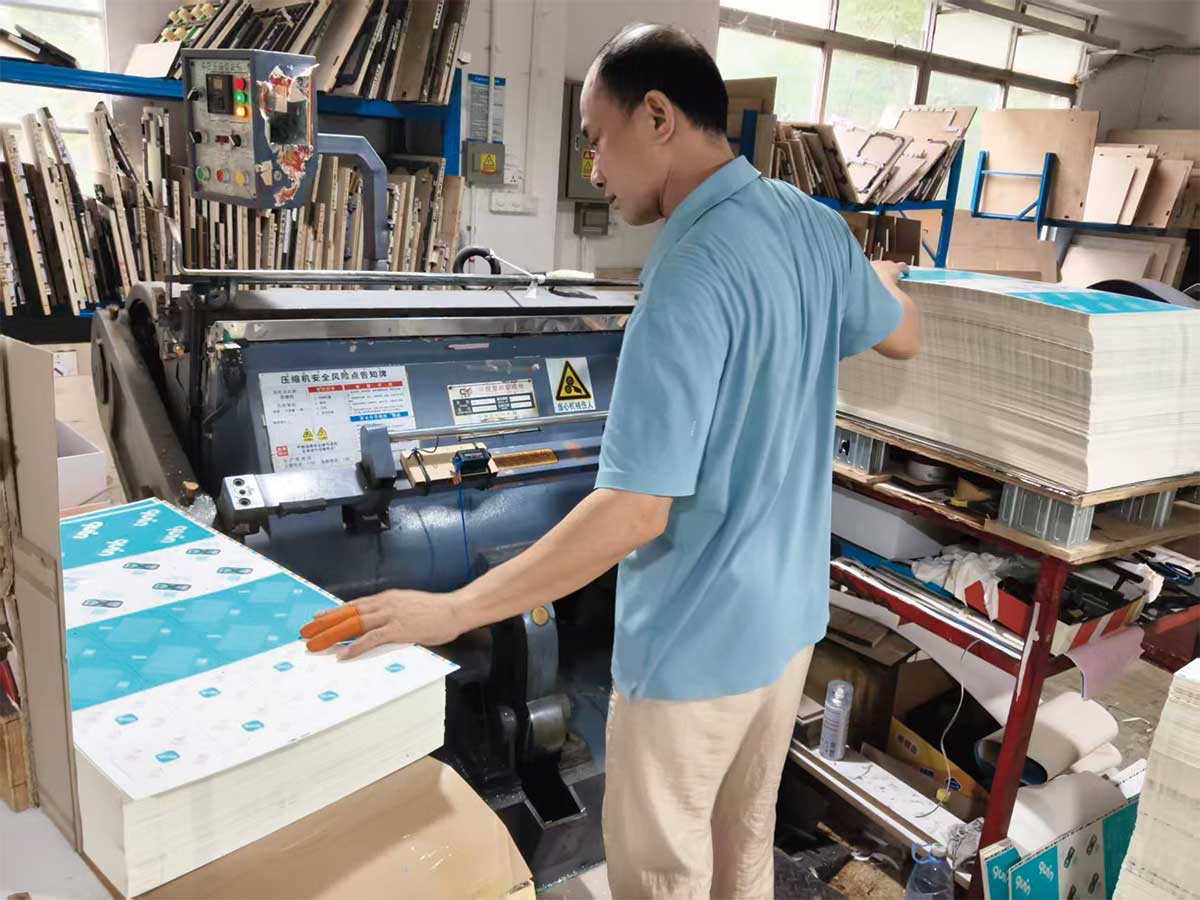 High-precision die cutting process for custom paper boxes – tight tolerance control at Jinglin factory