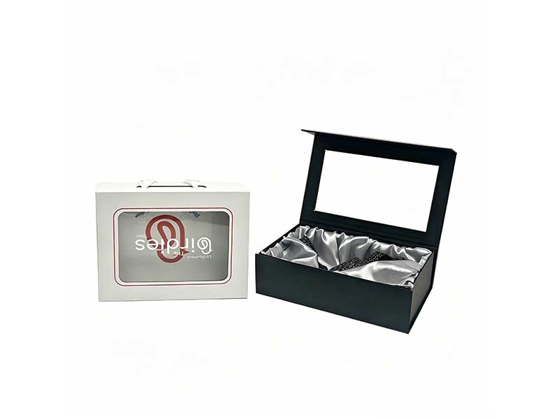 Clothing retail packaging with handle